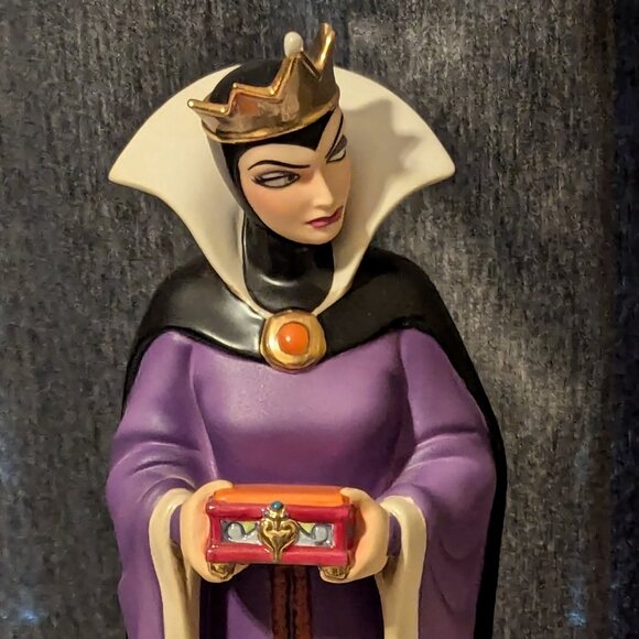 WDCC "Bring Back Her Heart ..." Evil Queen from Snow White with COA and Box - Picture 6 of 13